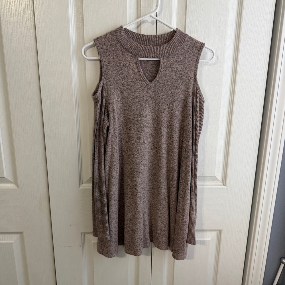 A Byer brown ribbed cold shoulder blouse size medium‎
